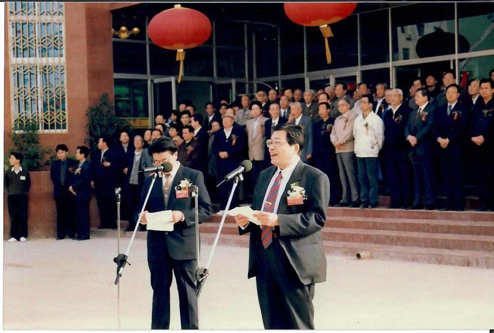 19991028四十周年校庆——学海 雕塑揭幕及校企联合签字仪式