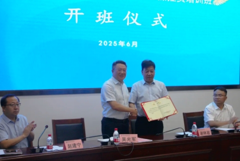 中国民航局无人机操控员执照培训在陕邮职院正式启动首期培训班开班仪式…