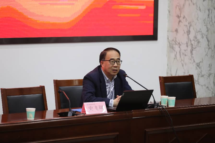 书香点亮青春 阅读赋能成长——我校举办“读书的智慧”主题讲座